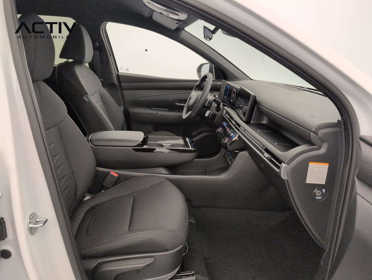 Hyundai Tucson : habitacle avant côté passager avec sièges en tissu noir et console centrale