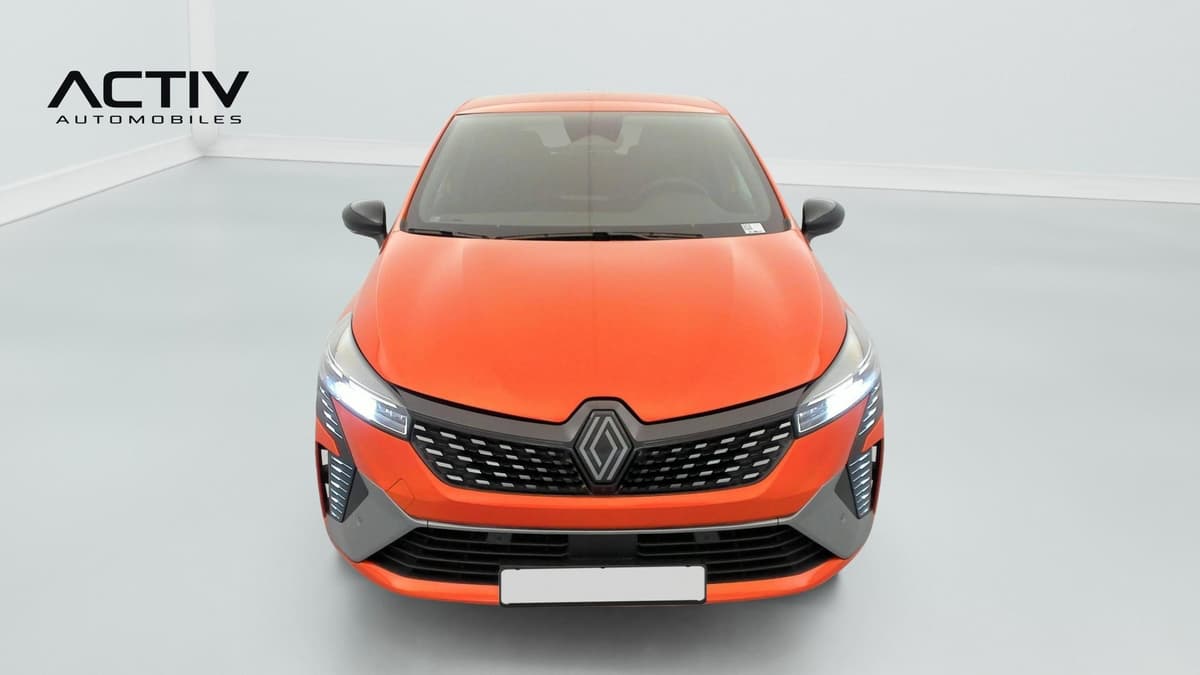 Renault Clio 5 : face avant orange avec calandre noire, projecteurs allumés et bouclier gris