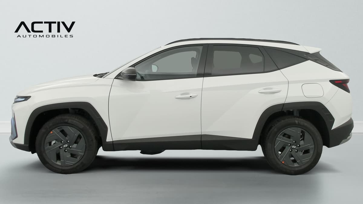 Hyundai Tucson : profil gauche d'un SUV blanc avec jantes alliage sombres et toit contrasté
