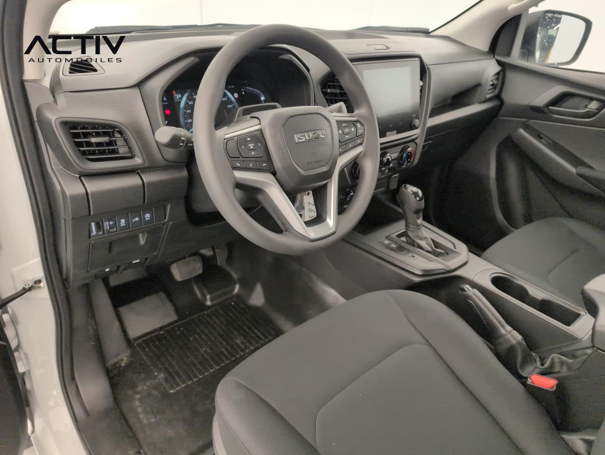 Isuzu D-MAX : habitacle avant côté conducteur avec volant, écran et levier automatique