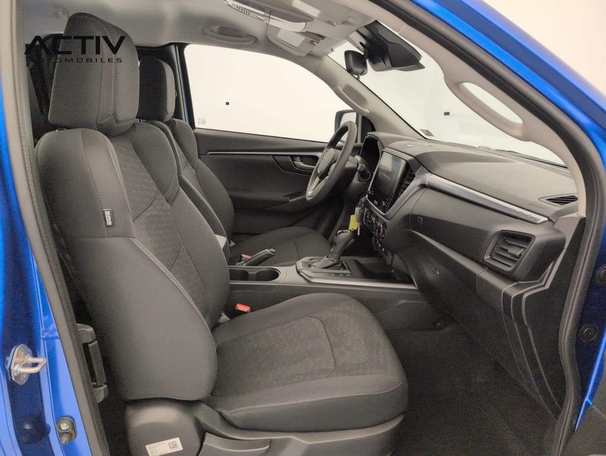 Isuzu D-MAX : habitacle avant côté passager avec siège en tissu noir et planche de bord