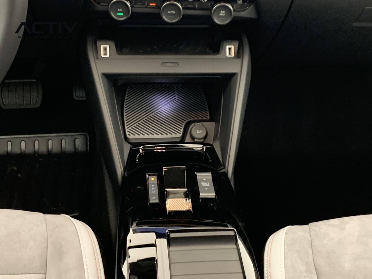 Citroën C4 : console centrale avec sélecteur de boîte automatique, rangement et prises
