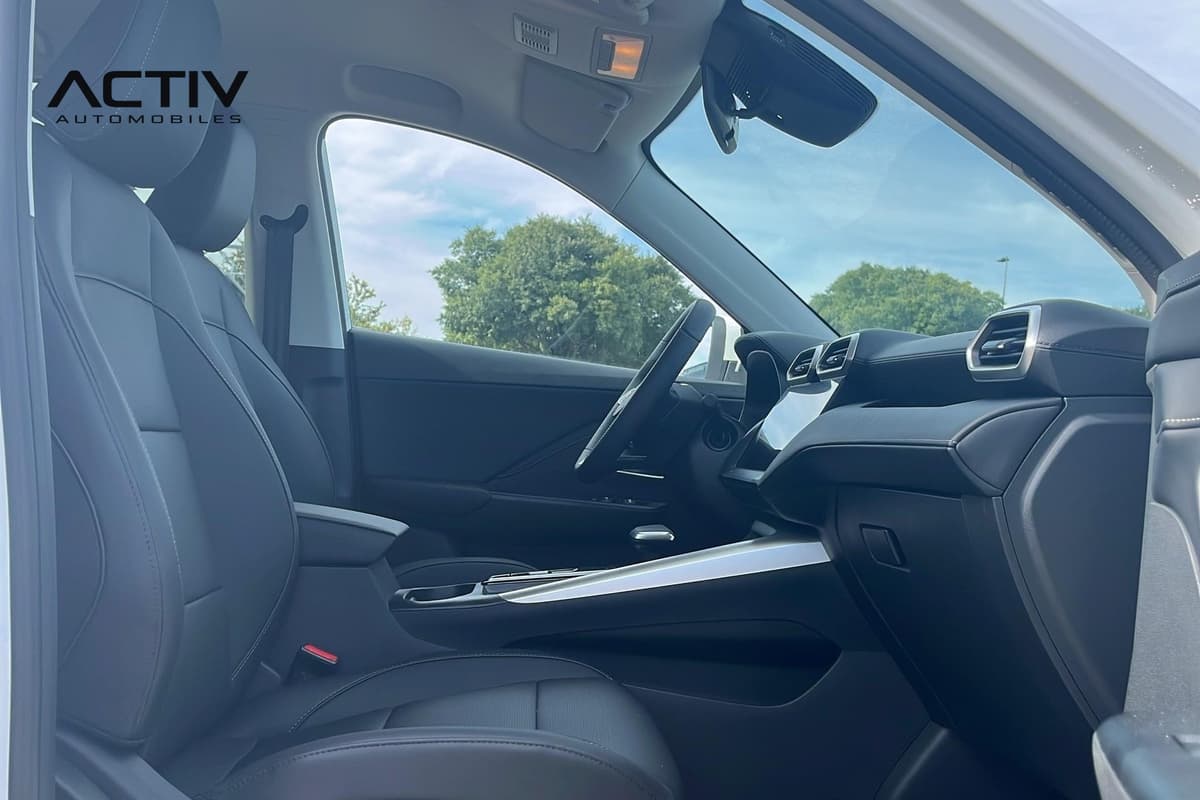 Mg ZS : habitacle avant vu côté passager avec siège noir, volant et planche de bord