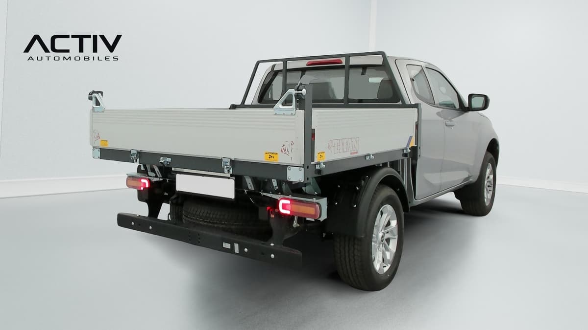 Isuzu D-MAX : arrière trois quarts droit avec plateau ridelles aluminium et roue de secours