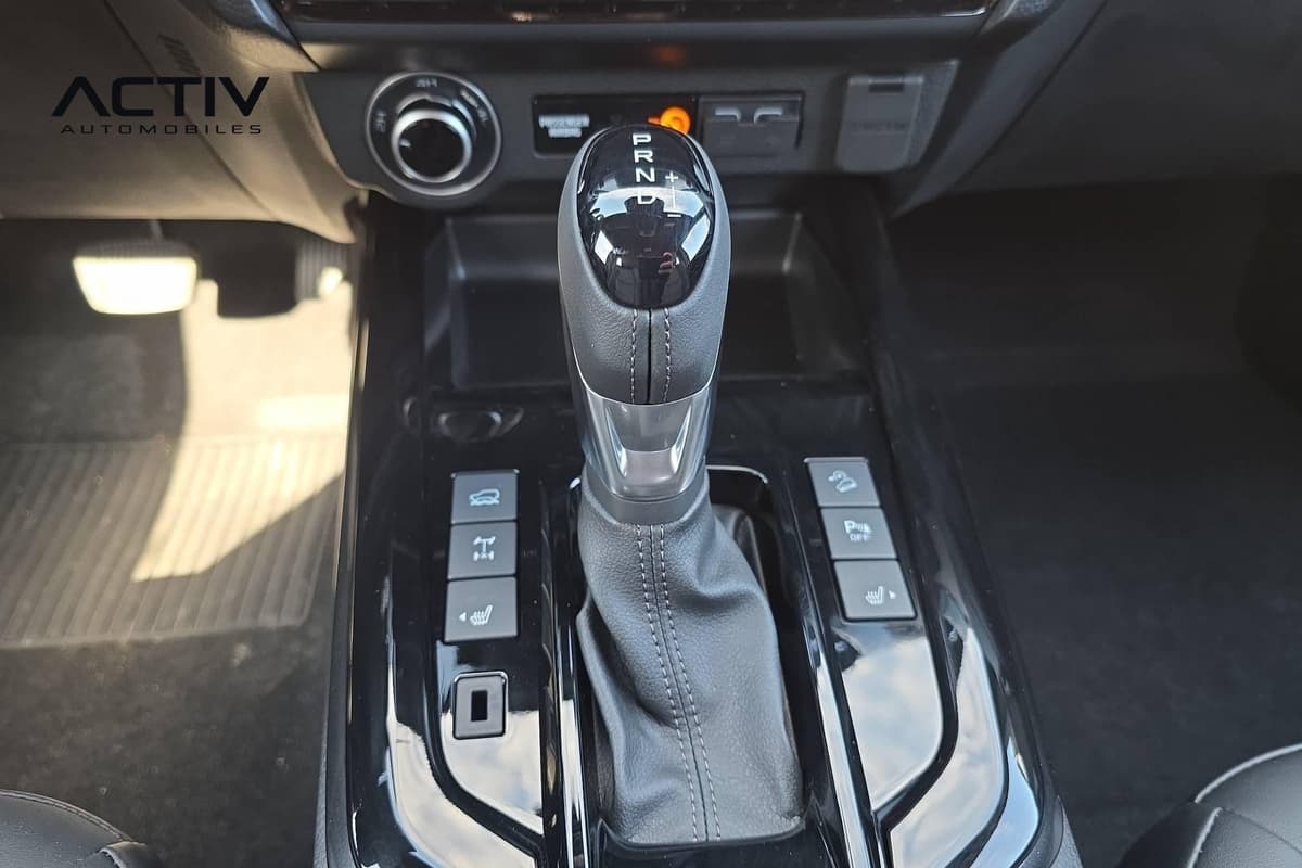 Isuzu D-MAX : levier de vitesses automatique avec boutons de console en finition noir brillant