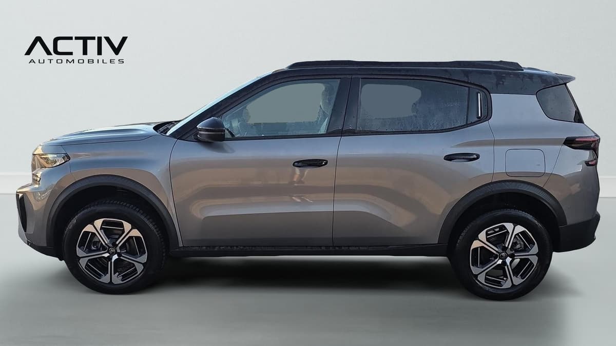 Citroën C3 Aircross : profil gauche gris avec toit noir, jantes alliage et élargisseurs d'ailes noirs