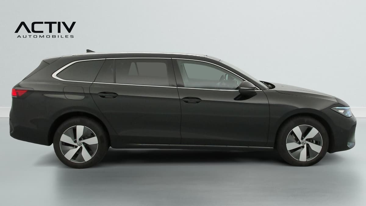 Volkswagen Passat : profil droit du break noir avec jantes alliage et rampes de pavillon argentées