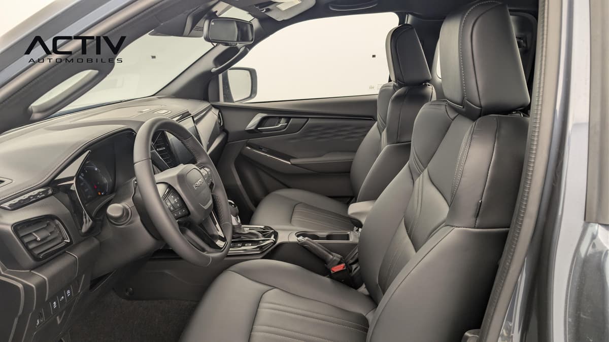 Isuzu D-MAX : habitacle avant côté conducteur avec sièges noirs et volant à commandes