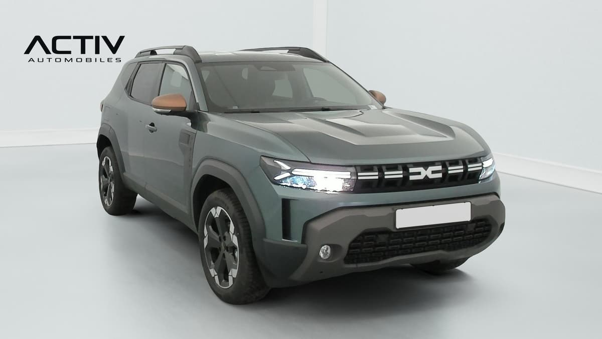Dacia Duster : vue avant trois quarts droit, vert foncé, barres de toit et rétroviseurs cuivrés