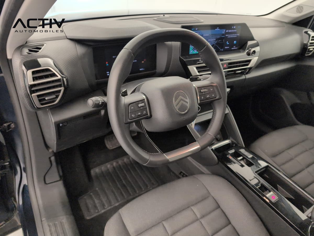 Citroën C4 : habitacle avant côté conducteur avec volant, écran tactile et siège en tissu gris