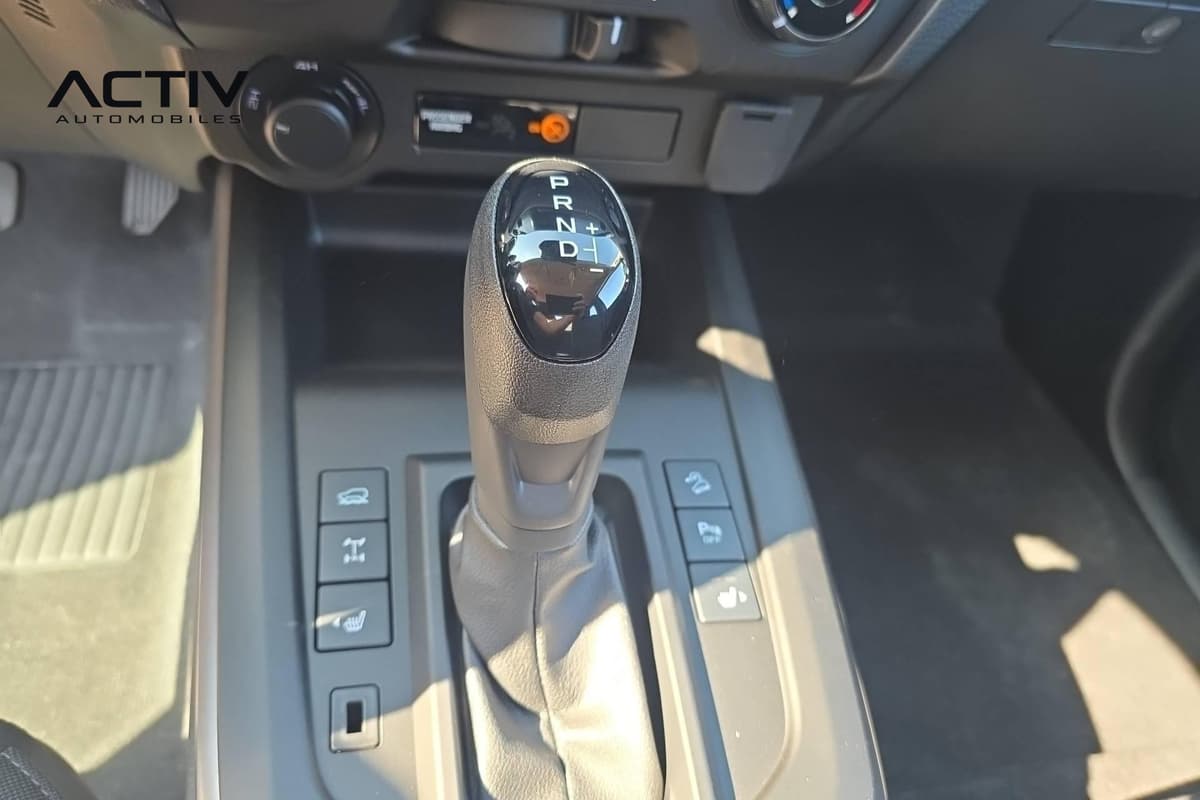 Isuzu D-MAX : levier de vitesses automatique et boutons de la console centrale