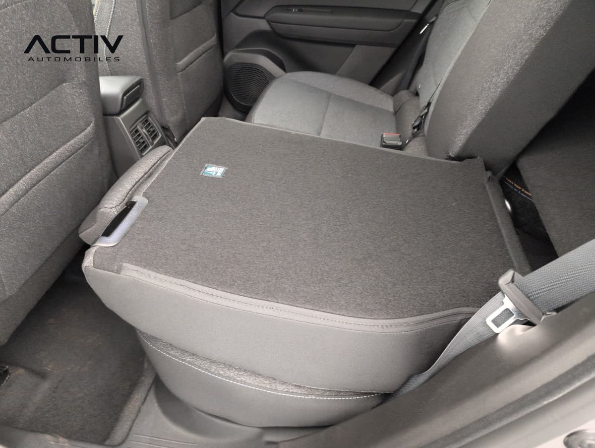 Renault Captur : banquette arrière avec assise rabattue et dossier protégé par une housse