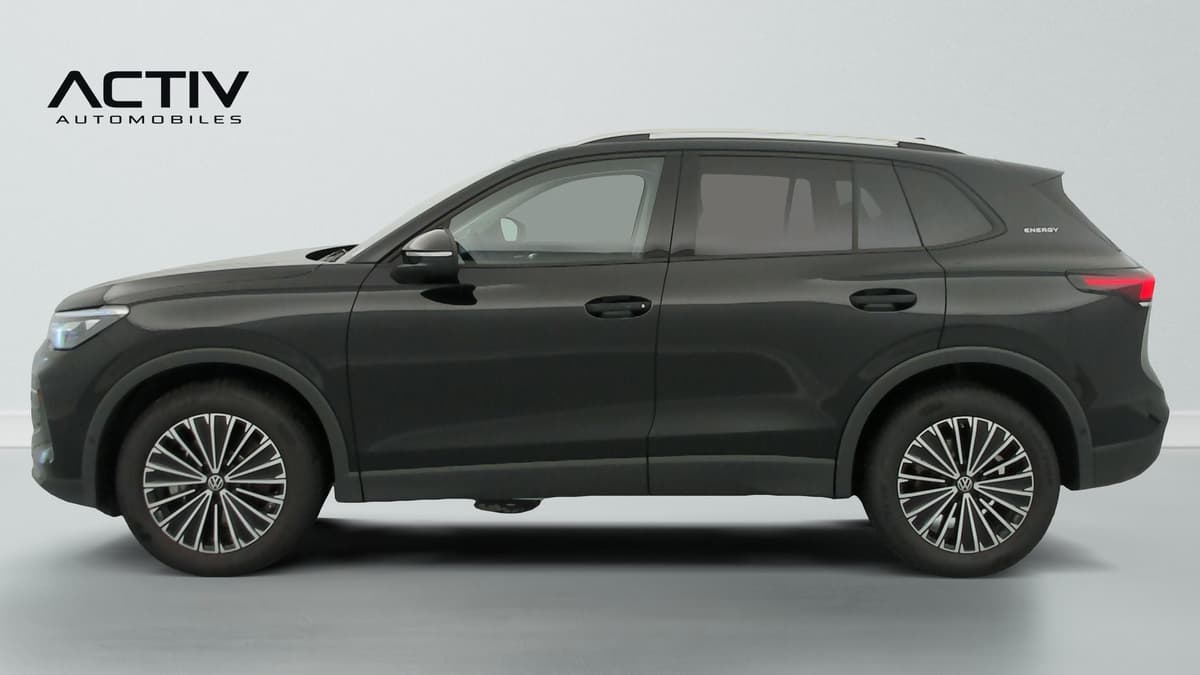 Volkswagen Tiguan : profil gauche d'un SUV noir avec jantes alliage et rampes de toit