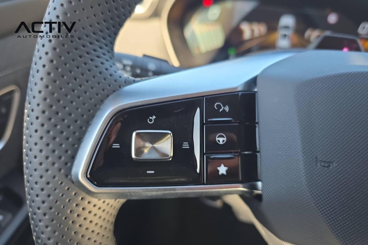 Mg ZS : commandes au volant perforé avec touches de régulateur et bouton étoile