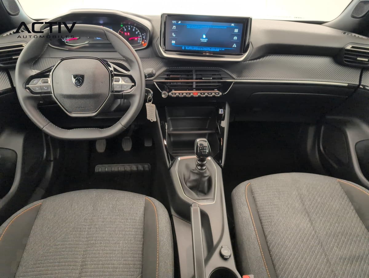 Peugeot 2008 : planche de bord avec écran tactile, petit volant et levier de vitesses manuel