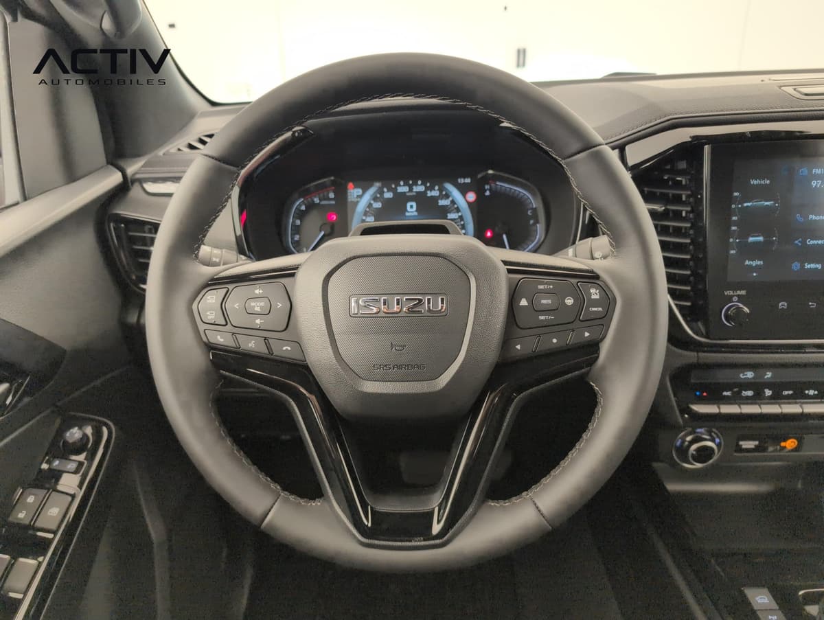 Isuzu D-MAX : volant en cuir noir avec commandes et combiné d'instruments numérique