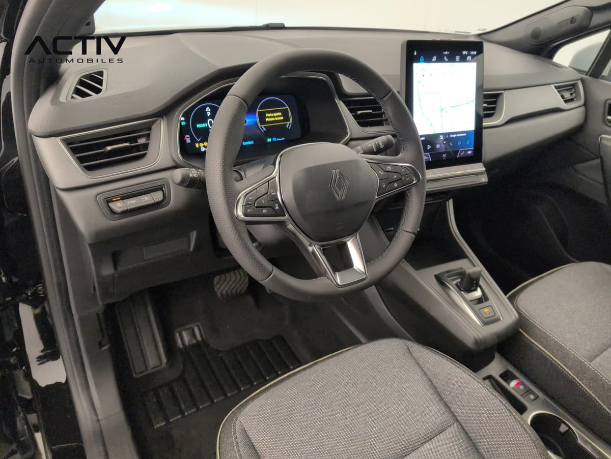 Renault Captur : habitacle avant côté conducteur avec volant, écran tactile vertical et sièges en tissu