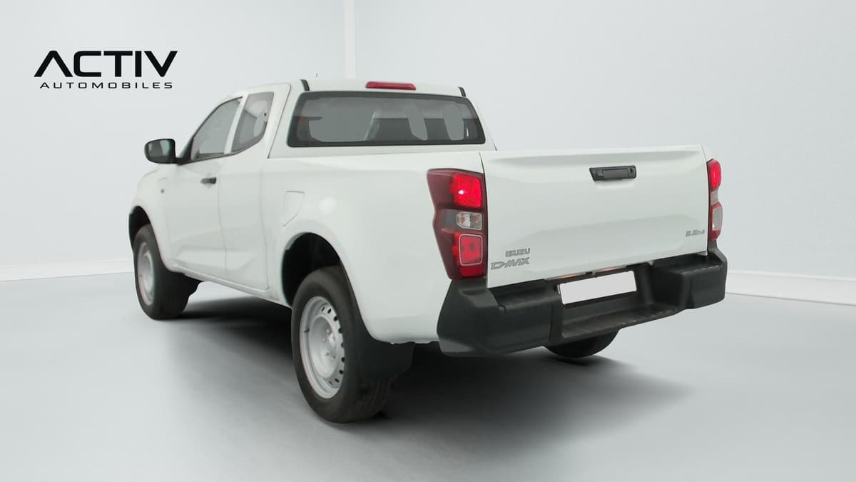 Isuzu D-MAX : pick-up blanc vu de l'arrière trois quarts gauche, avec plateau et pare-chocs noir
