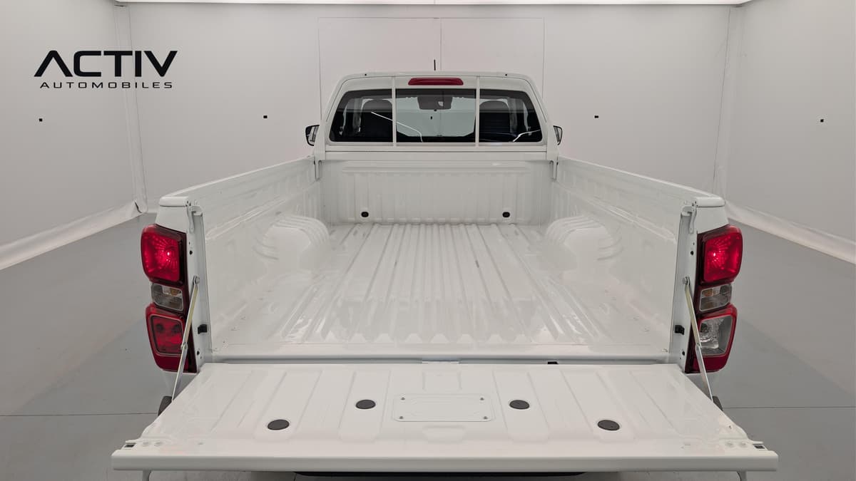 Isuzu D-MAX : plateau de pick-up blanc avec hayon rabattu, vu depuis l'arrière