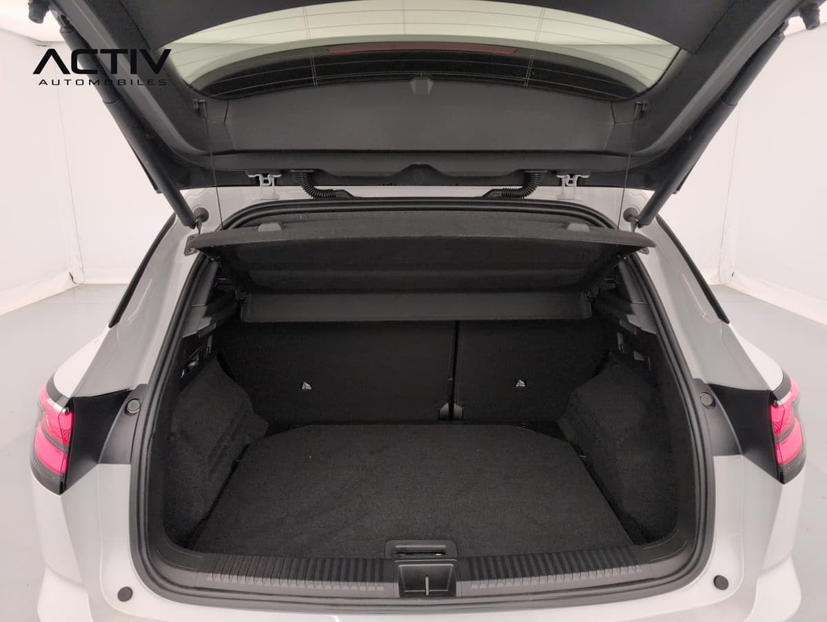 Renault Austral : coffre ouvert avec plancher moquetté plat et cache-bagages relevé