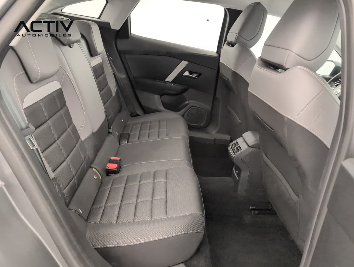 Citroën C4 : banquette arrière en tissu gris et noir vue par la portière ouverte