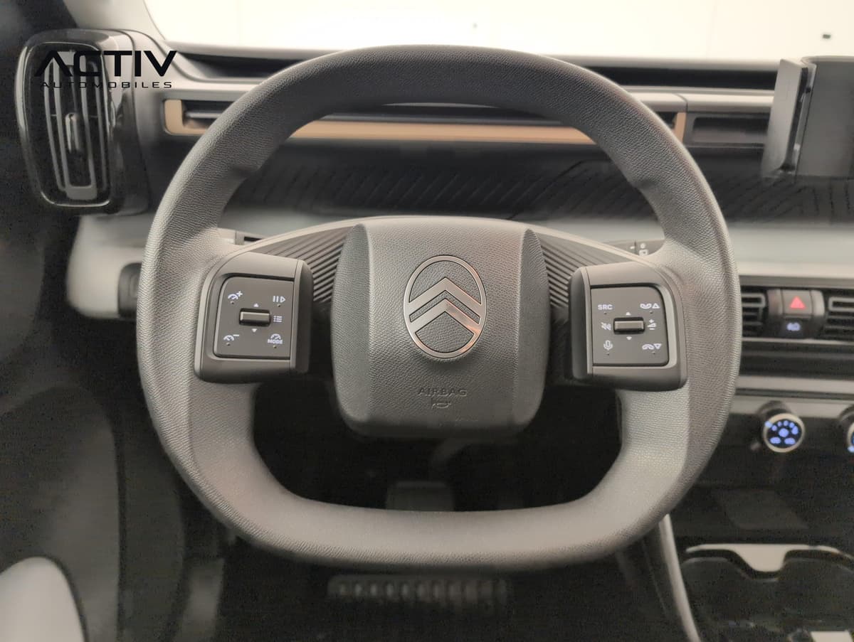 Citroën E-C3 Aircross : volant aplati en haut et en bas avec commandes au pouce de chaque côté