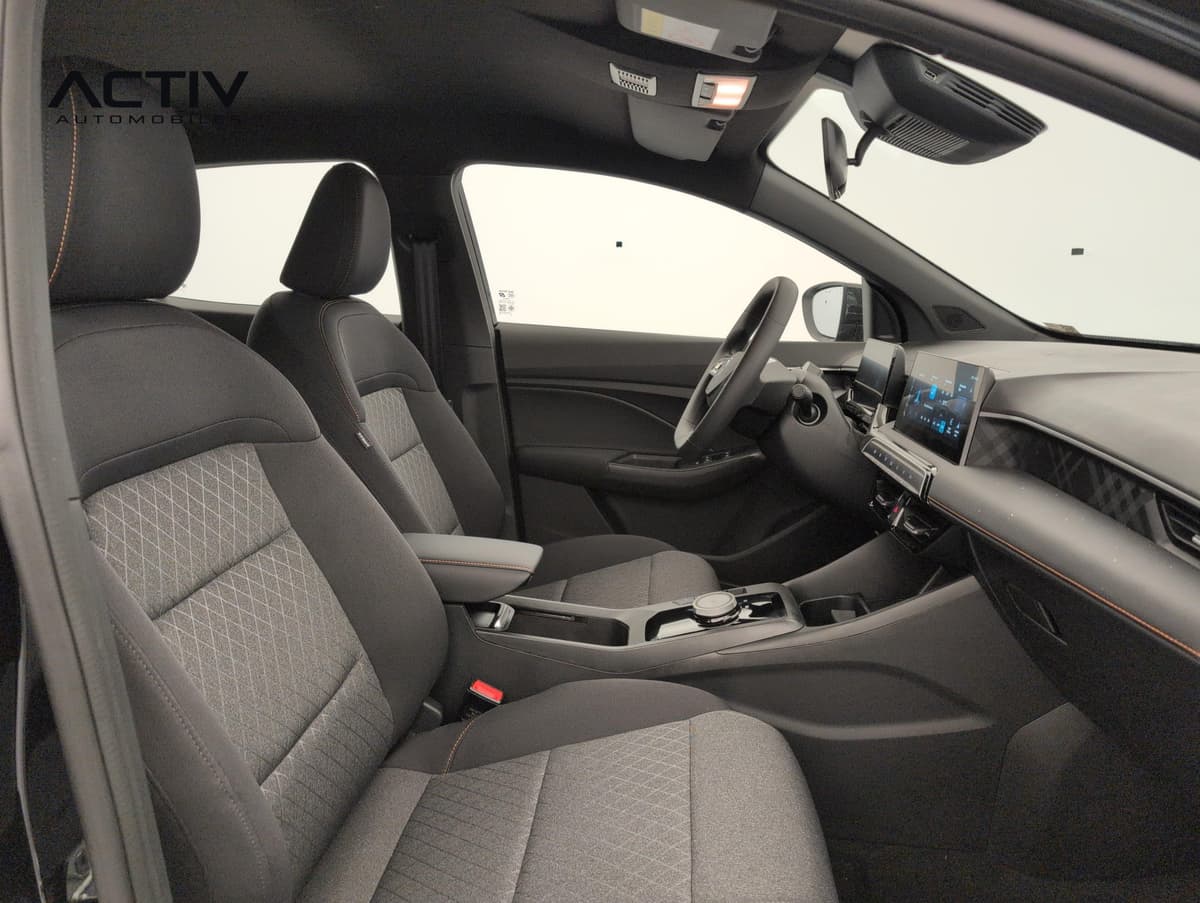 Mg MG3 : sièges avant en tissu noir avec accoudoir central et console centrale