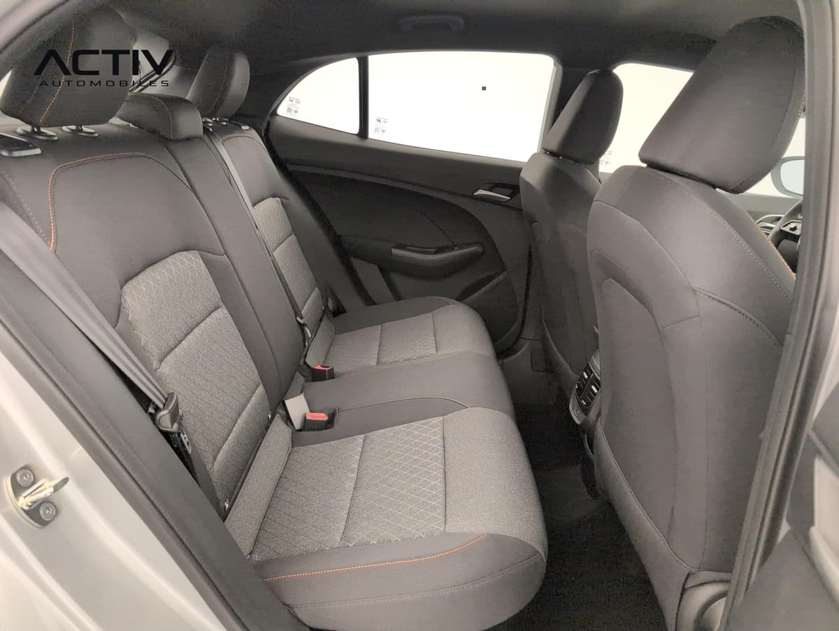Mg MG3 : banquette arrière en tissu noir avec surpiqûres orange vue par la portière ouverte