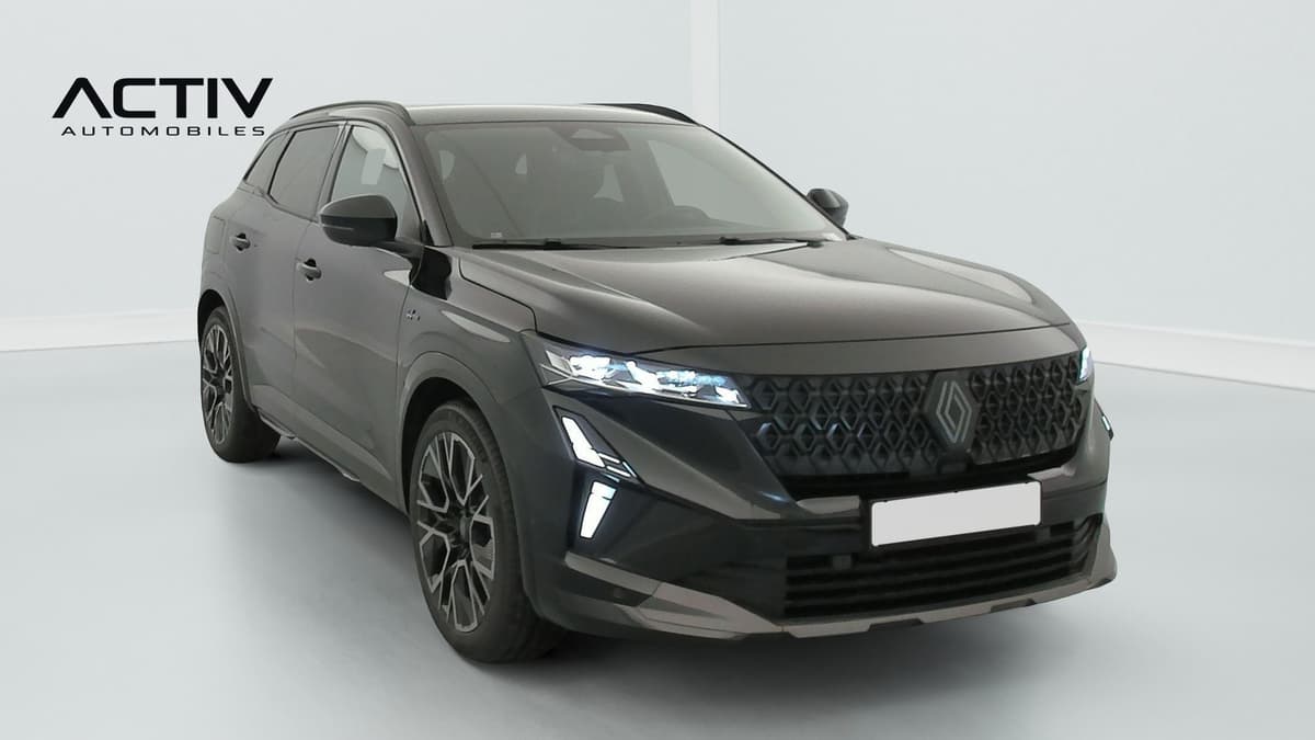 Renault Austral : SUV noir vu de trois quarts avant droit avec jantes alliage et barres de toit