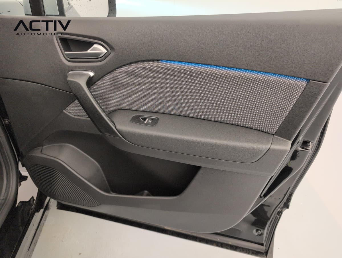 Renault Captur : panneau de porte en tissu gris avec liseré lumineux bleu et commande de lève-vitre