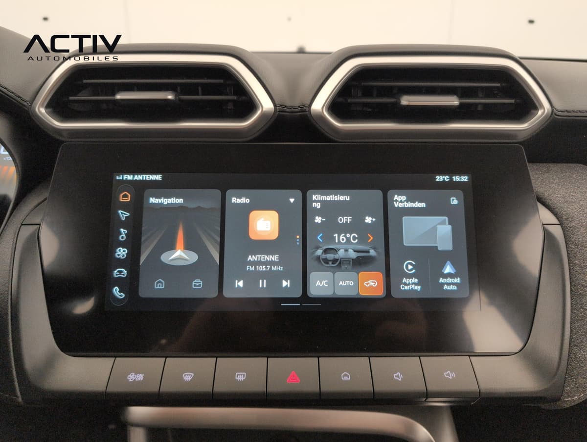 Mg ZS : écran tactile central avec menus navigation, radio et Apple CarPlay, aérateurs au-dessus