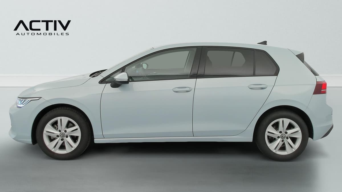 Volkswagen Golf 8 : profil gauche de la berline bleu clair avec jantes alliage cinq branches