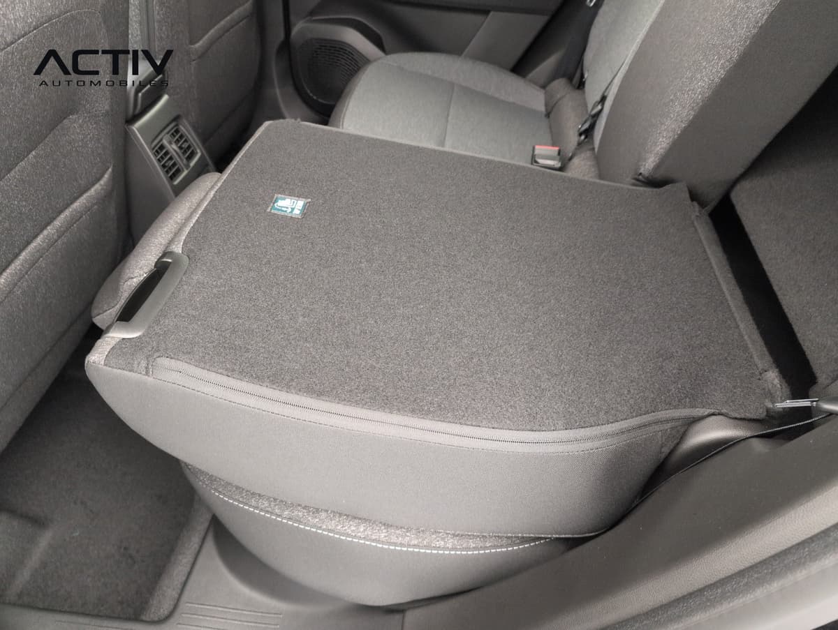 Renault Symbioz : dossier de banquette arrière rabattu côté gauche, face moquettée visible