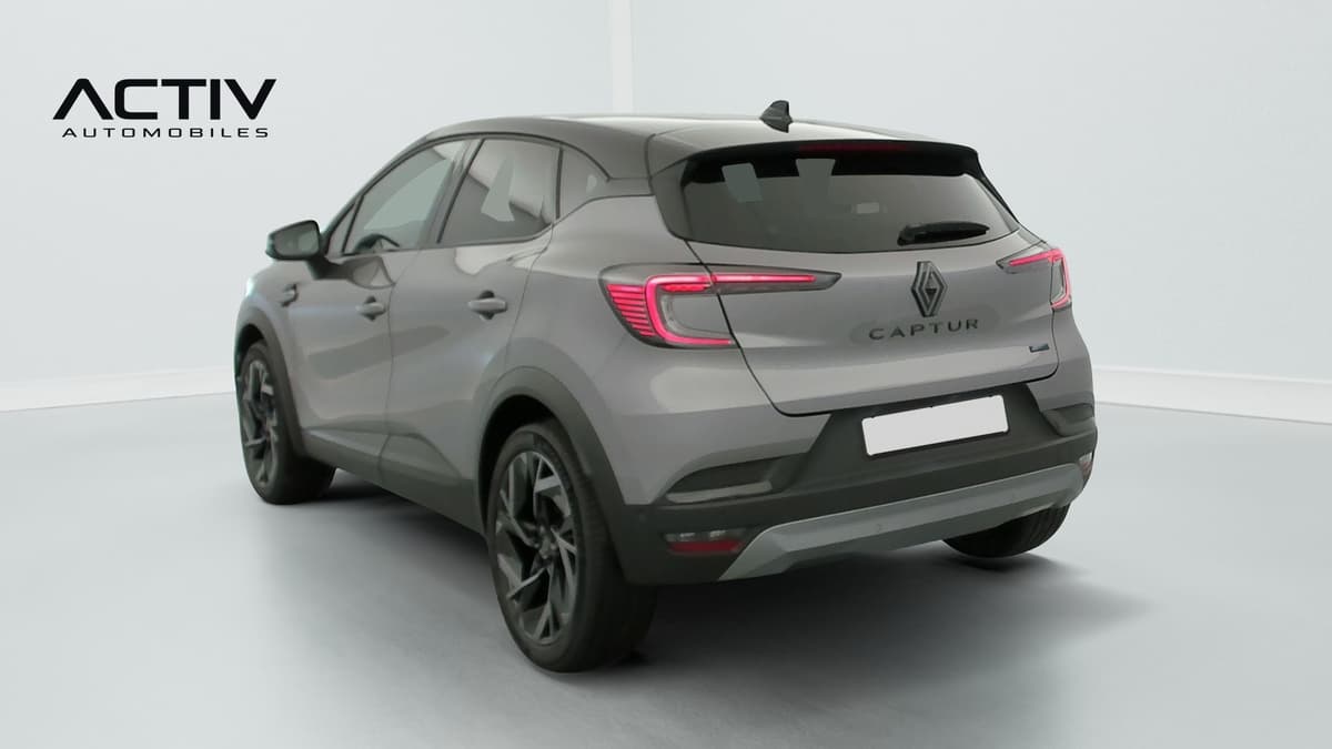 Renault Captur : vue arrière trois quarts gauche, gris avec toit noir et jantes aluminium