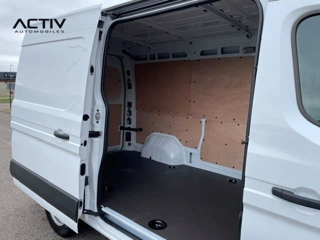 Renault Master Fourgon : zone de chargement vue par la porte latérale coulissante ouverte
