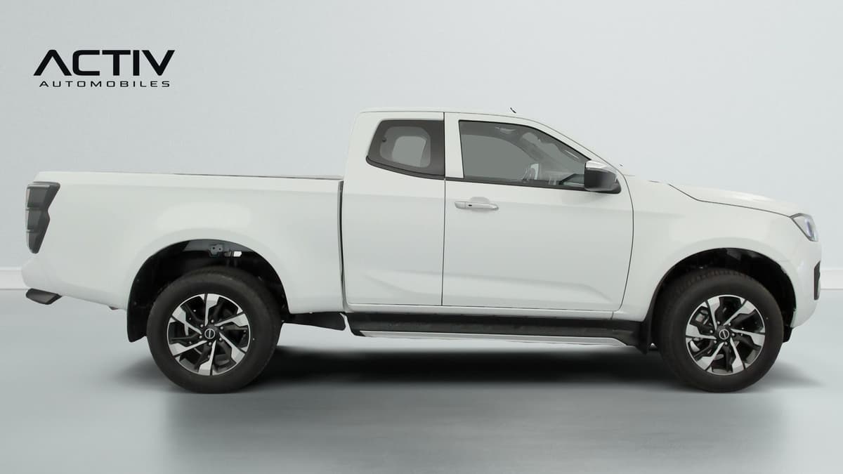 Isuzu D-MAX : profil droit du pick-up blanc avec cabine allongée et jantes alliage