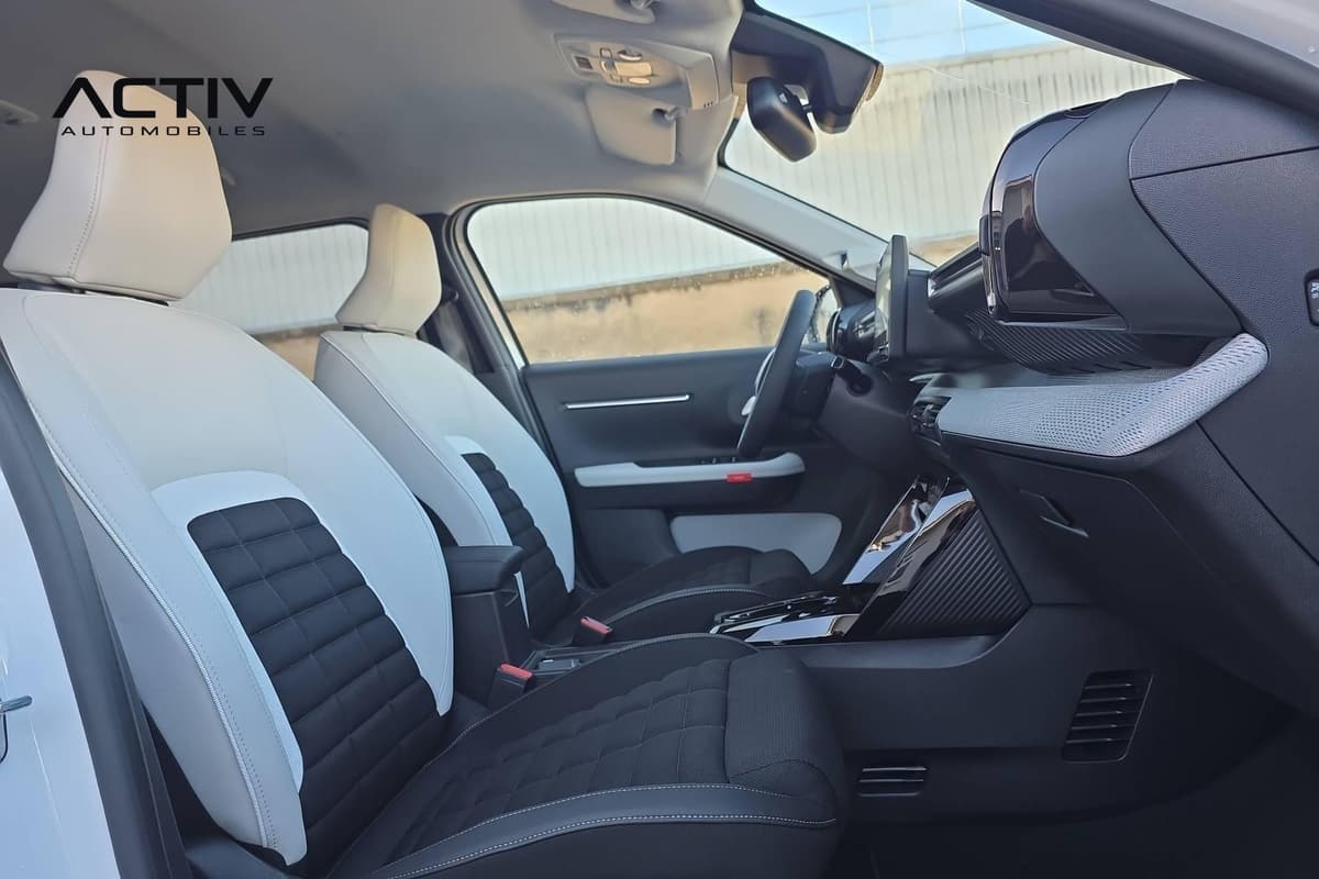 Citroën C3 Aircross : sièges avant bicolores noir et gris clair vus depuis la place passager