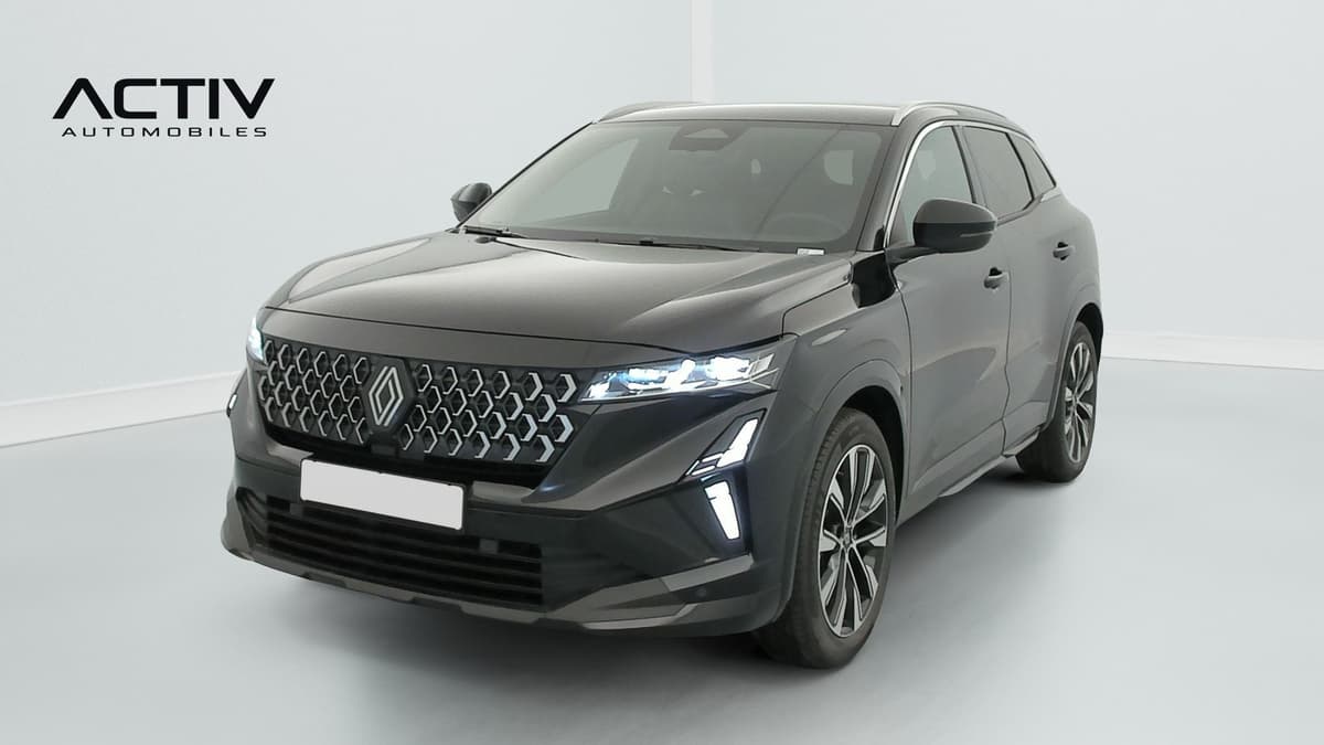 Renault Austral : SUV noir vu de l'avant trois quarts gauche, feux allumés, jantes bicolores