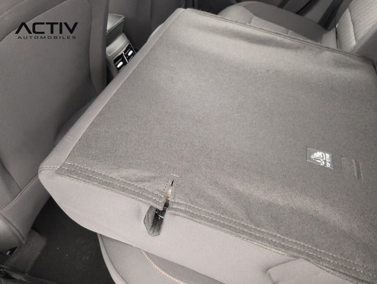 Mg MG3 : dossier de banquette arrière rabattu en tissu gris avec étiquette Top Tether
