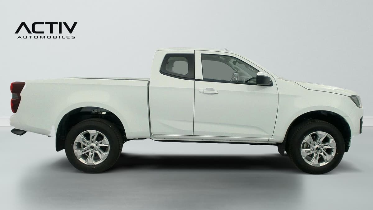 Isuzu D-MAX : profil droit du pick-up blanc avec jantes alliage et benne