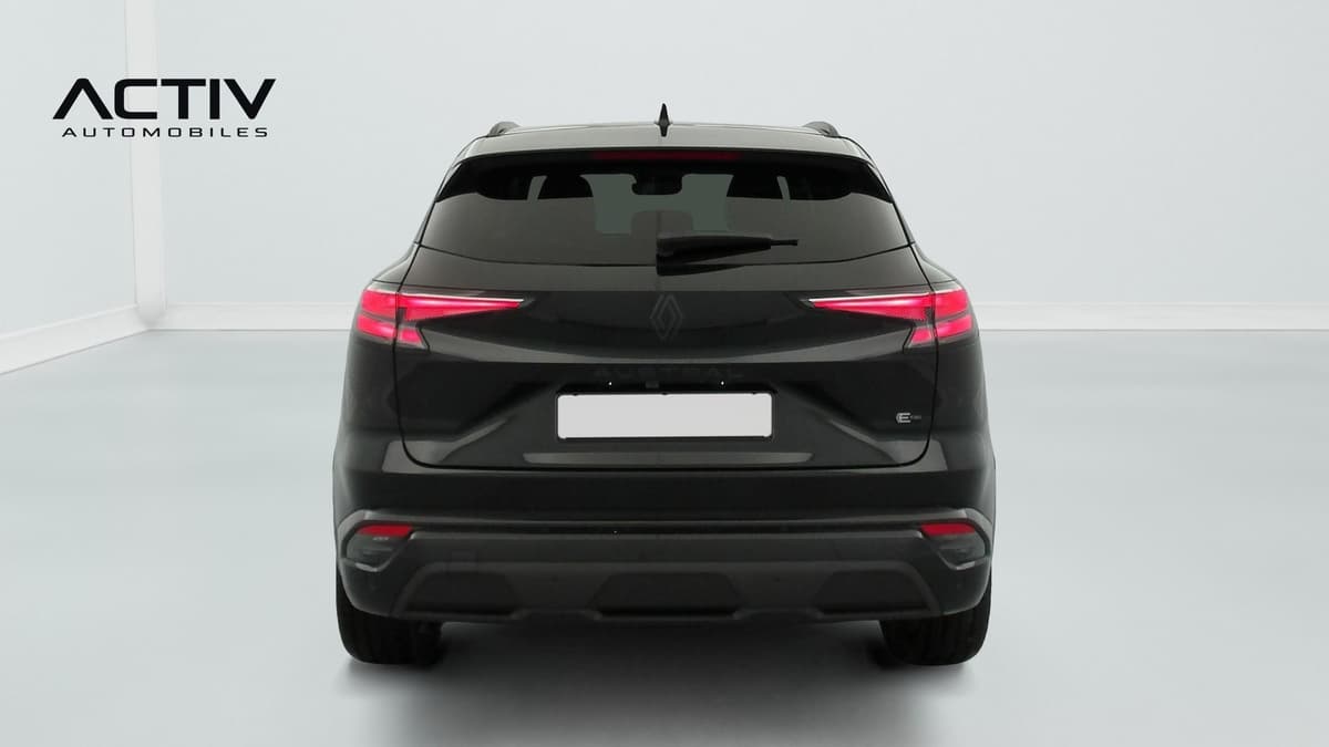 Renault Austral : face arrière noire avec feux à LED, barres de toit et hayon fermé