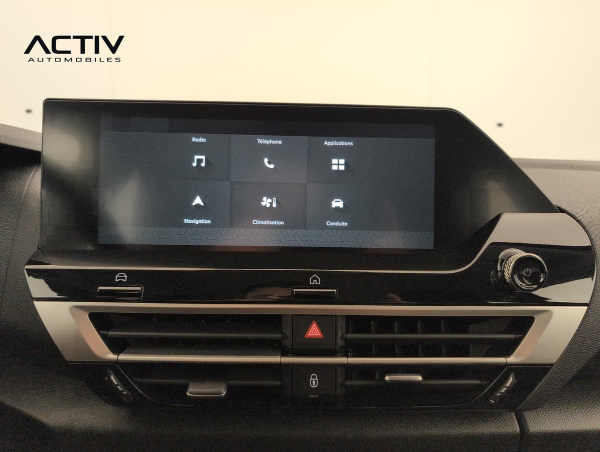 Citroën C4 : écran tactile central avec menu d'accueil et aérateurs en dessous
