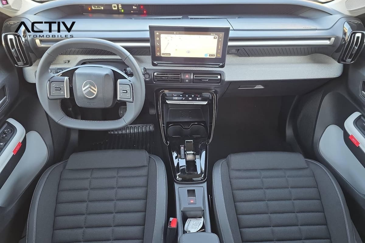 Citroën C3 Aircross : planche de bord avec écran tactile, volant et console centrale vus d'en haut