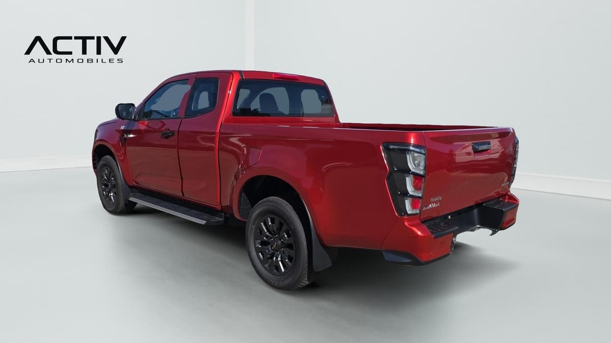 Isuzu D-MAX : pick-up vu de l'arrière trois quarts gauche, avec jantes noires et marchepieds