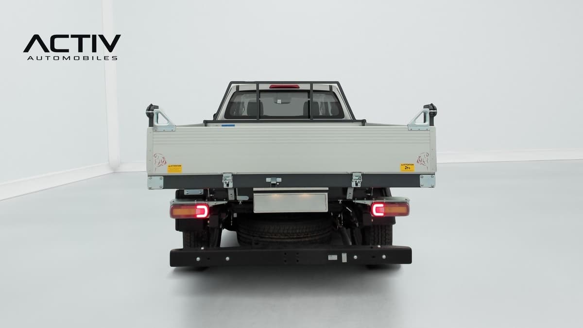 Isuzu D-MAX : face arrière avec plateau ridelles aluminium, feux arrière et pare-chocs noir