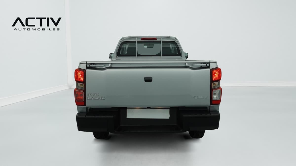 Isuzu D-MAX : face arrière avec hayon, feux rouges et pare-chocs noir