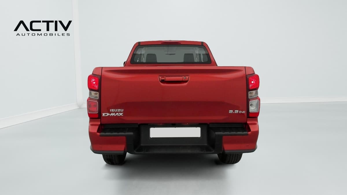 Isuzu D-MAX : face arrière du pick-up avec hayon fermé et pare-chocs noir à marchepied