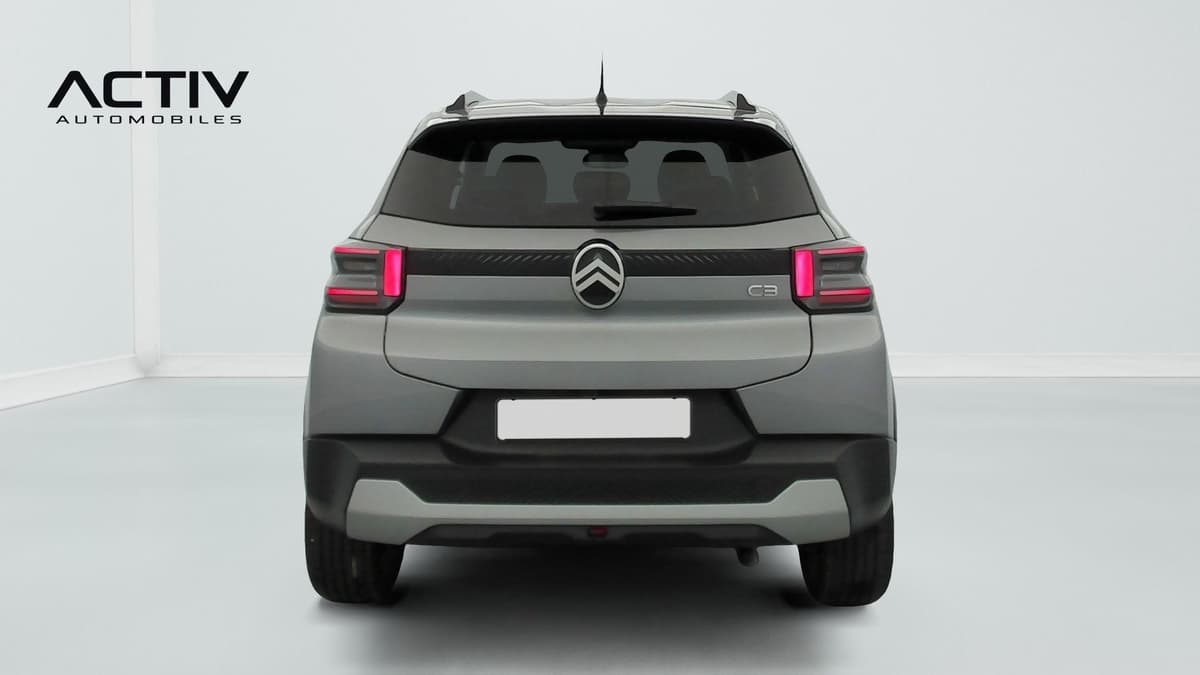 Citroën C3 : face arrière grise avec feux à LED, bandeau noir et barres de toit