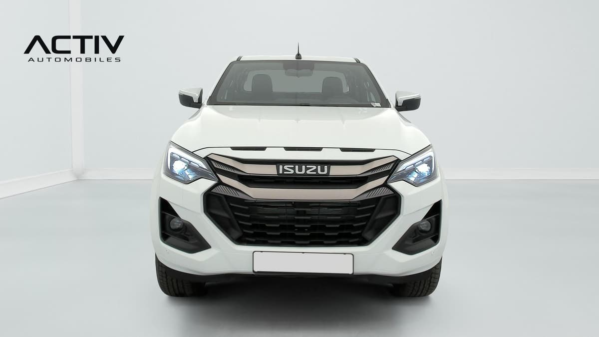 Isuzu D-MAX : face avant blanche avec calandre à lamelles noires et phares allumés