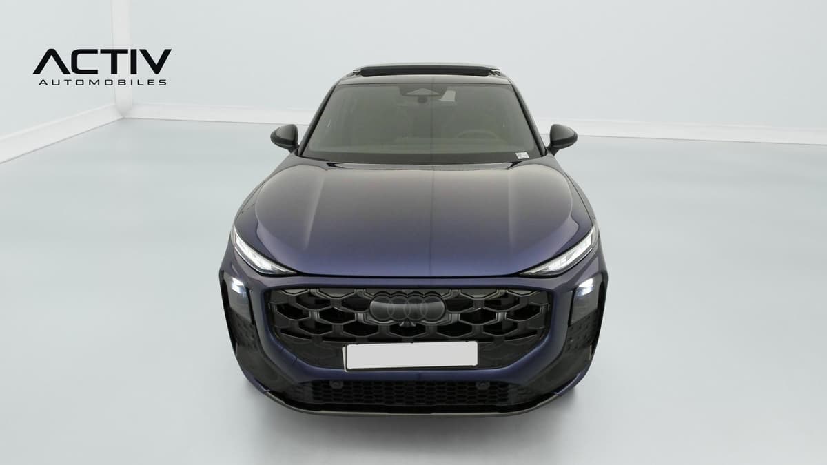 Audi Q3 Sportback Hybride : face avant bleu foncé avec large calandre noire en nid d'abeille